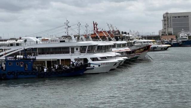 7月26日，在厦门高崎避风坞内避风的客船。新华社记者付敏摄