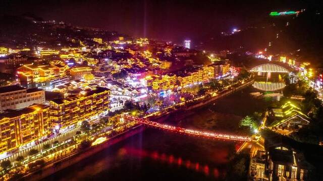 图为遵义仁怀市茅台镇赤水河沿岸夜景（2022年8月4日摄，无人机照片）。新华社记者陶亮摄