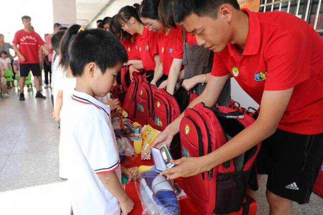 中国儿基会在江西赣州启动“守护童年·牵手共成长”活动