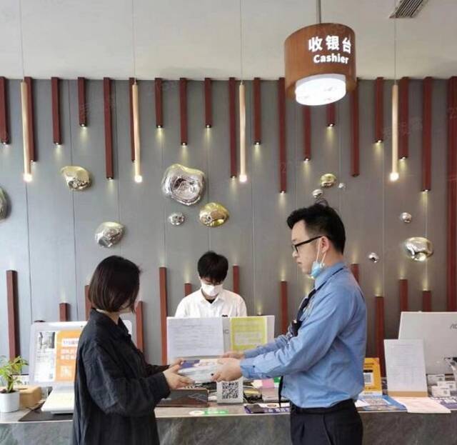 深圳市光明区检察院开展“虎牙”系列行动,对酒店行业工作人员开展普法宣传。