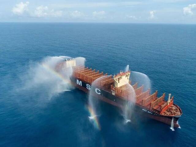 华南地区建造的最大吨位集装箱船命名交付