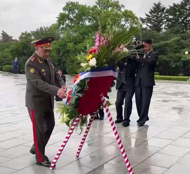 朝鲜最高领导人金正恩会见俄罗斯国防部长绍伊古