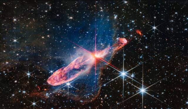 詹姆斯·韦伯太空望远镜拍摄到活跃形成恒星的发光肖像