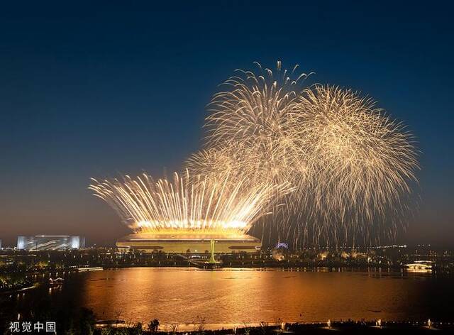 2023年7月23日，成都第31届世界大学生夏季运动会开幕式焰火彩排。视觉中国图