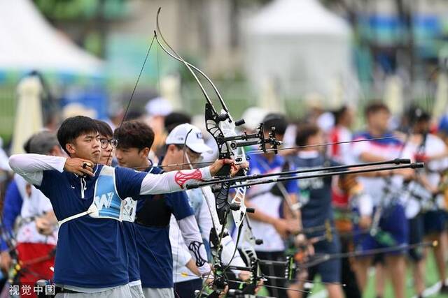 2023年7月27日，成都第31届世界大学生夏季运动会射箭比赛在成都现代五项赛事中心马术体育场搭箭开弓。据悉，成都大运会射箭比赛有27支男队和24支女队参赛。图为中国队选手考文超在男子反曲弓团体淘汰赛比赛中。视觉中国图