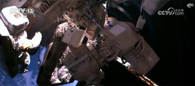 全景相机抬升后 看中国空间站与地球同框精彩画面