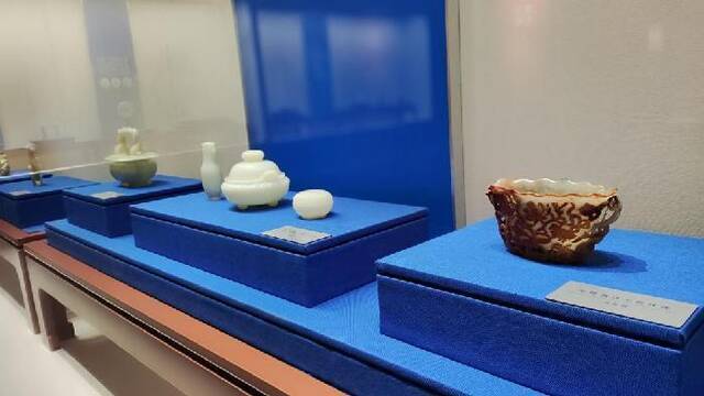 新疆维吾尔自治区博物馆“故宫厅”首展展出的玉器藏品。新华社记者周晔摄