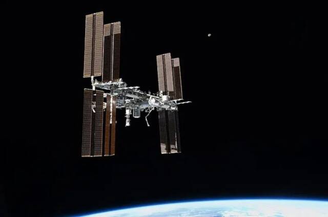 国际空间站的轨道离地表很近，因此用肉眼便可看到。