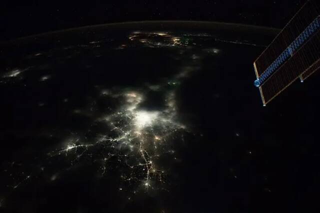 从国际空间站上拍摄的地球夜景。