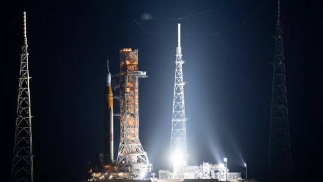发射台上的太空发射系统（SLS）火箭。作为美国国家航空航天局（NASA）阿尔忒弥斯1号任务的主要飞船，猎户座太空舱将搭载该火箭发射升空