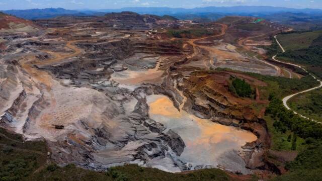 图为巴西的AltoBandeira铁矿。铜、铁、铝、锌、铅、镍占金属总开采量的98%。