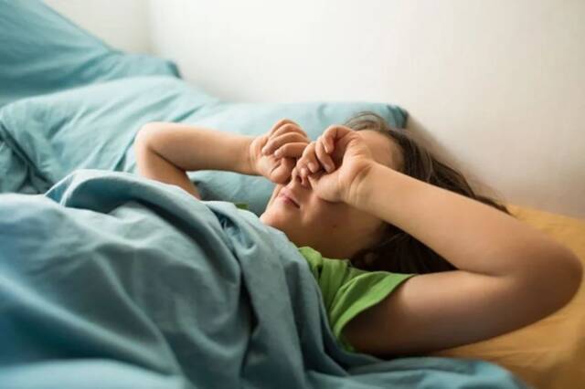 小时睡得少长大易社恐?新研究揭示青少年缺觉影响社交的神经机制