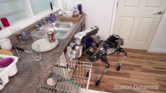 波士顿动力公司的机器狗Spot利用可弯曲伸长的脖子将杯子放入洗碗机