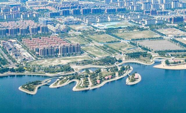 这是6月16日从直升机上拍摄的中新天津生态城。新华社记者孙凡越摄