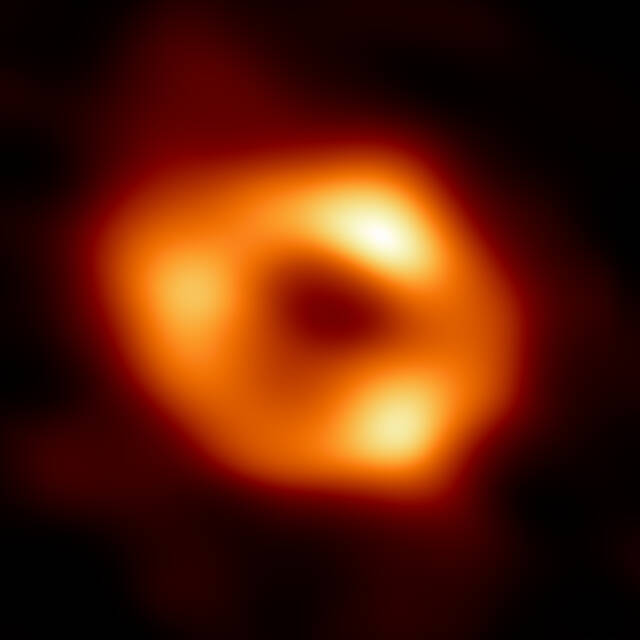 暗能量相机揭示了陷入宇宙“拔河”的星系NGC 1532和NGC 1531