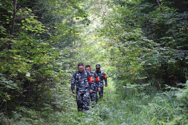 7月25日，东北虎豹国家公园管理局穆棱局的巡护员正在进行巡护工作。新华社记者戴锦镕摄