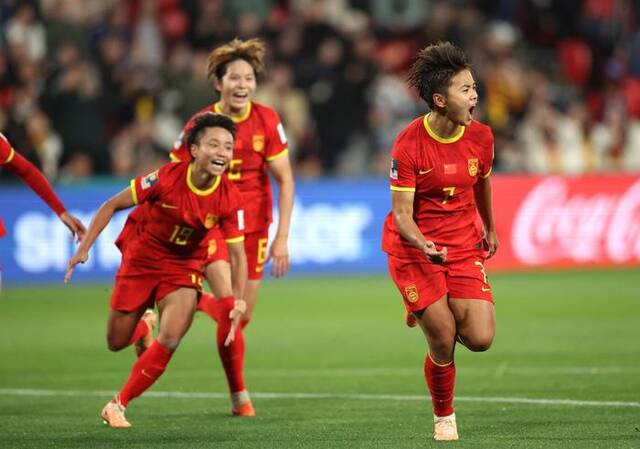 7月28日，中国队球员王霜（右一）在比赛中庆祝进球。新华社图