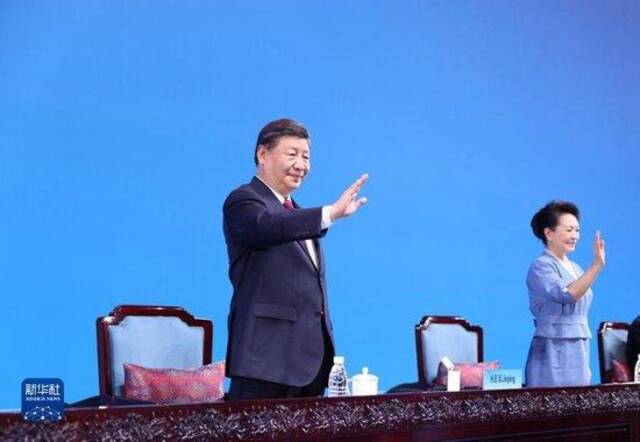 7月28日晚，第三十一届世界大学生夏季运动会在四川省成都市隆重开幕。这是国家主席习近平在主席台上向大家挥手致意。新华社记者刘彬摄