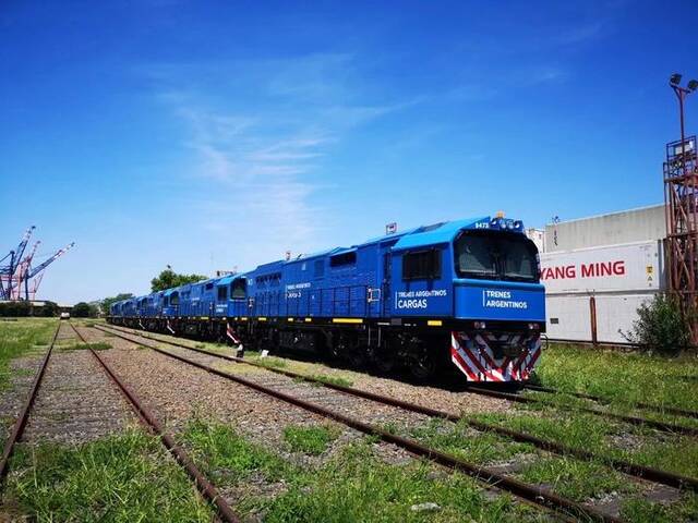 中国自主设计和制造的宽轨机车抵达阿根廷。