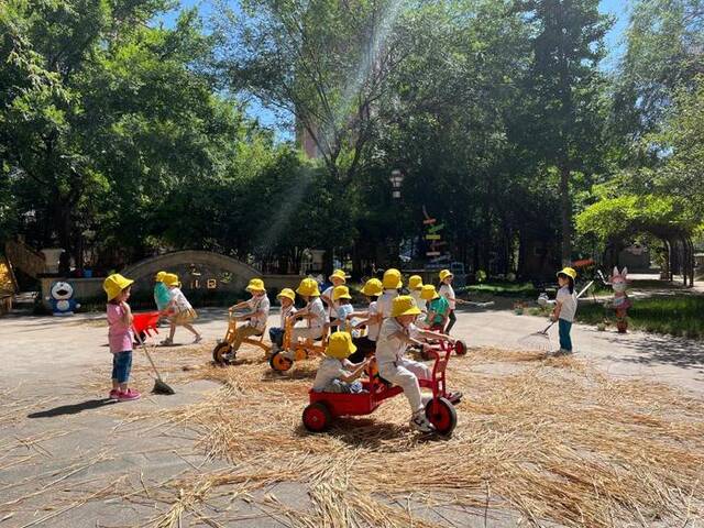 孩子们在托育园的广场上玩耍。新华社记者张昕怡摄