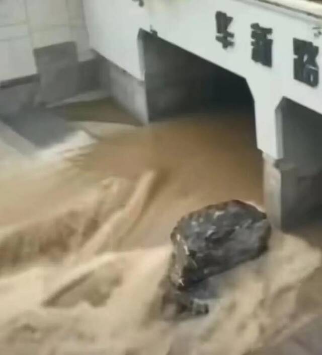 网传南京暴雨视频截图