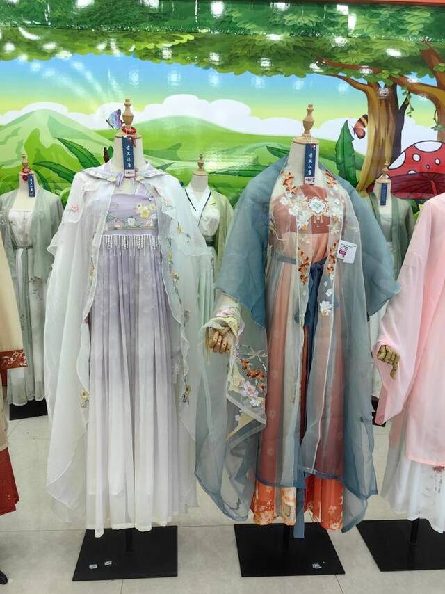 7月25日，曹县一家生产汉服的公司展厅内展示的各种汉服。新华社记者贾云鹏摄