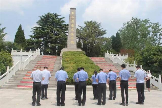 江苏省睢宁县检察院公益诉讼检察官回访县烈士陵园,在纪念碑前肃立默哀。