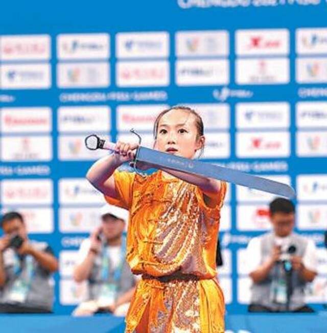 7月29日，中国大学生体育代表团选手宋翠芳夺得成都大运会武术项目女子南刀金牌。本报记者厉衍飞摄