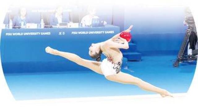 7月29日，中国大学生体育代表团选手栗慧琳在成都大运会艺术体操个人全能决赛第一轮比赛中。本报记者伊霄摄
