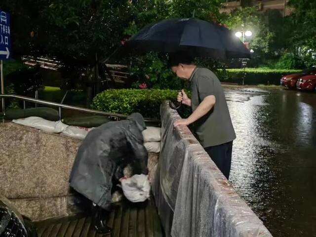 冒着倾盆大雨对出入口进行加高加固