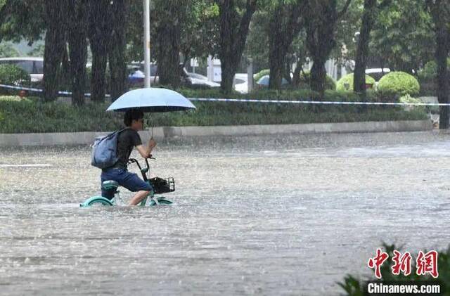 台风“杜苏芮“肆虐：福州“泡”在水中图片来源：中国新闻网