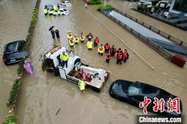 “台风欢送”“遇水则发”？多位明星配文翻车，道歉来了