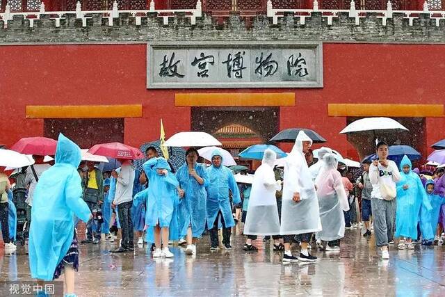 2023年7月29日，北京故宫博物院人头攒动，游客冒雨游览游兴不减。视觉中国图