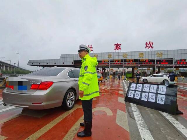 现场交警引导车辆在收费站前掉头。新京报记者王贵彬摄
