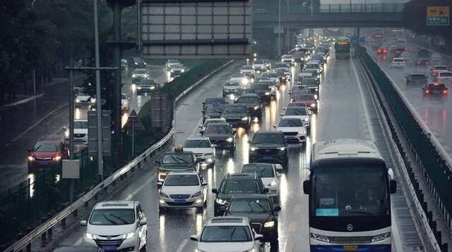 暴雨红色预警！北京多路段管控、公交停驶