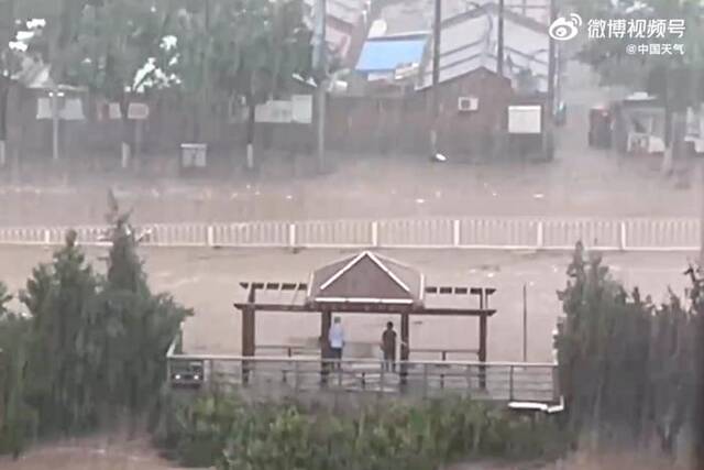 7月31日，北京门头沟龙泉西公交场附近河水上涨，路上的积水像河流一样。@中国天气图