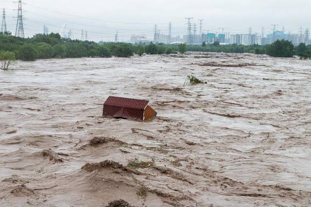 北京门头沟洪水已退：抛锚车辆横七竖八，道路泥泞不堪