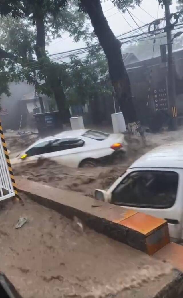 7月31日，北京门头沟地区河水上涨，汽车被冲走。@法治进行时视频截图