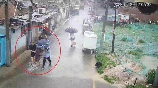 暴雨天还出来偷车！朝阳警方冒雨擒贼