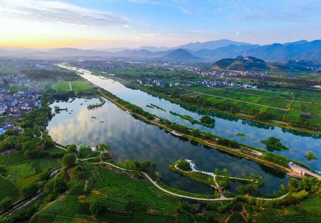 图为丽水松阳县松阴溪流域一景。（陈碧鑫摄）