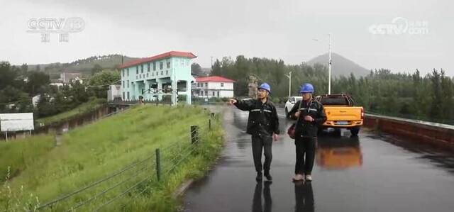 山东多地遭遇持续强降雨 多部门24小时坚守一线