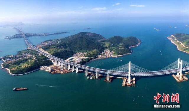 航拍中国首座公铁两用跨海大桥——平潭海峡公铁大桥。(无人机照片)中新社记者王东明摄