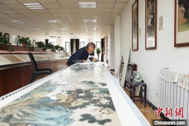 辽宁省非物质文化遗产刻瓷项目代表性传承人钟立维。
