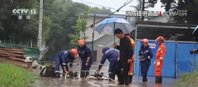 强降雨导致甘肃庆阳多处道路发生积水 当地消防部门紧急抢险排涝