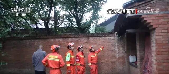 强降雨导致甘肃庆阳多处道路发生积水 当地消防部门紧急抢险排涝