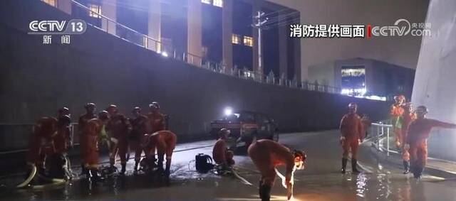 强降雨导致甘肃庆阳多处道路发生积水 当地消防部门紧急抢险排涝