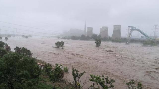2023年8月1日，北京永定河泄洪，汹涌河水奔流穿过首钢大桥。视觉中国图