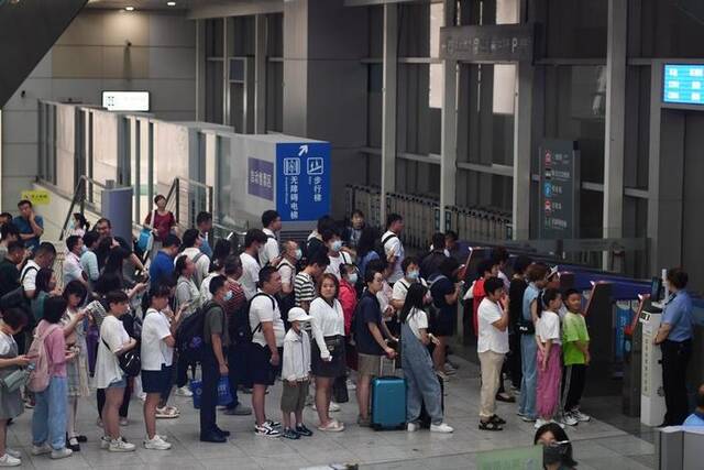 8月1日，旅客在北京南站排队候车，准备乘坐京津城际列车出行。新华社记者鞠焕宗摄