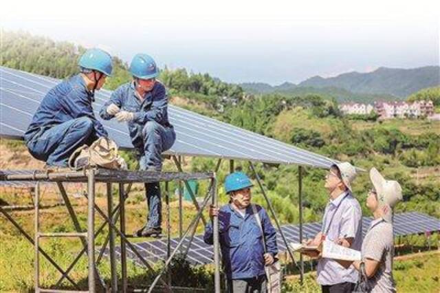 图为重庆市工程质量检测机构工作人员运用智能采集、市检测行业大数据平台开展现场采集。重庆市纪委监委供图