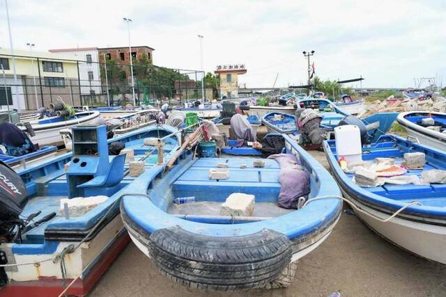7月27日，这是在漳浦县旧镇镇城外村码头空地上停放的避台风的养殖辅助船、快艇等。